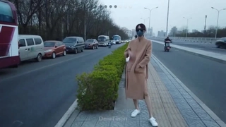 可爱的学生在POV中自慰并被她的继父剃光