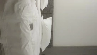 业余继妹在海滩上炫耀她的大胸部和屁股