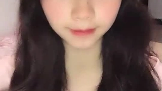 幸福村落网曝100万粉丝网红陌小莫外地高速服务区在厕所和司机做爱