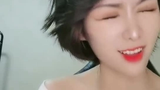 欧洲少女在大学里被喉咙狠狠地操