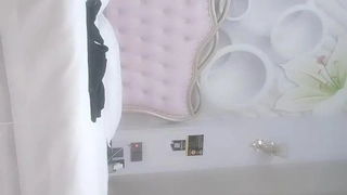 美女磨洋工服务态度不好要退钱最后美女哭了